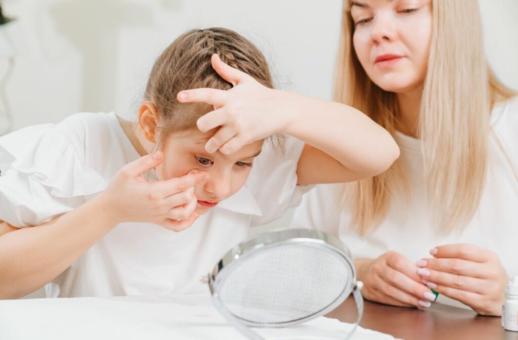 A child learns to put in contacts for myopia control